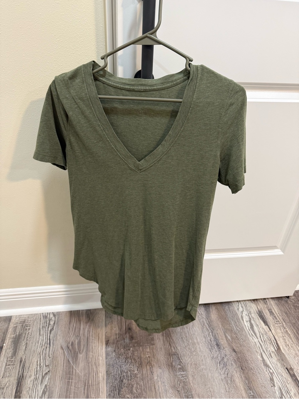 lululemon athletica Women's V-Neck Short Sleeve Tee - Olive 6/8 size